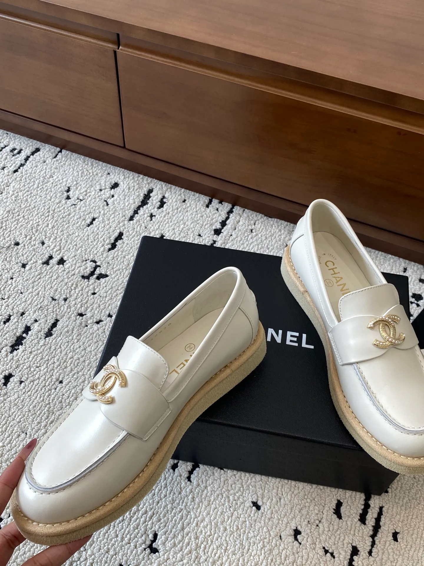 👟👟Ex-factory price 620👟👟High-end notebook 🍀2025 autumn and winter new Chanel Chanel entrance hardware buckle, Loaf loafers, can be worn all year round. No matter when you wear it, it is very high-end and durable. Go shopping and attract attention on the street! Easily travel between commuting and leisure occasions, and become a carefree fashionable and elegant woman ~ Upper: cowhide/cow nubuck leather/open edge beads Inner: lambskin Sole: Italian raw rubber outsole leather strip Code number: 35-39 (40/41 customized, non-refundable and non-exchangeable 👉 Buy now👉 Buy now👉 Buy now👉